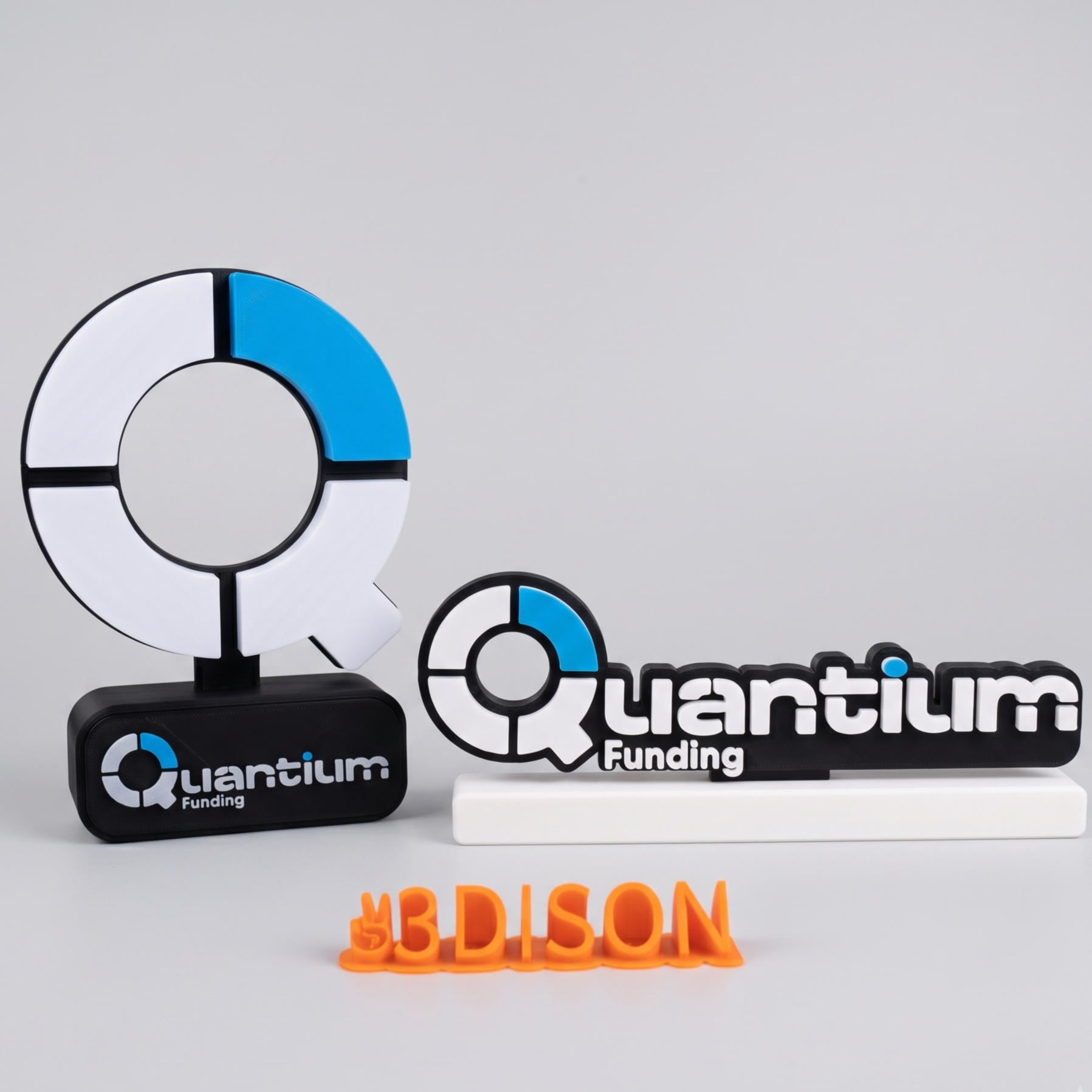 Trofeo y letrero corporativo Quantium Funding impresos en 3D