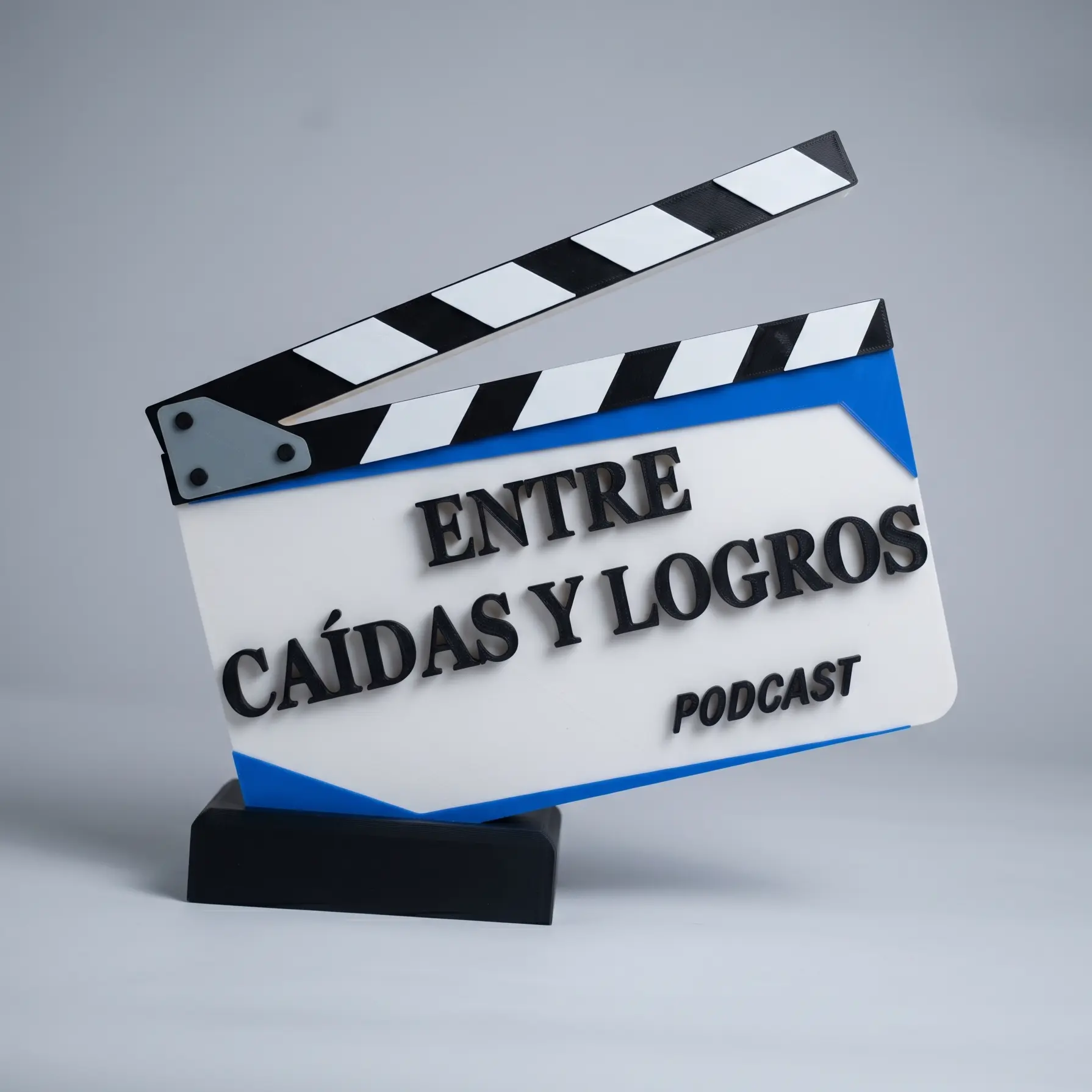 Claqueta personalizada para el podcast Entre Caídas y Logros